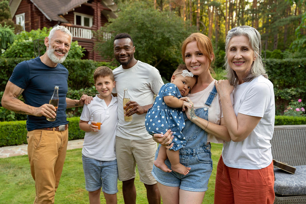 Família multigeracional reunida, representando diferentes fases da vida.