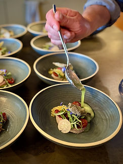 Vorspeise anrichten in der Zeit Genusswerkstatt Jork.HEIC