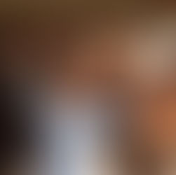 Der 7-jährige Marius freut sich riesig über die Begegnung mit unseren Jährlingen.