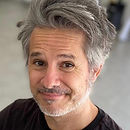 Foto de homem de cabelos curtos e barba.