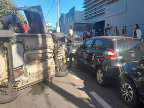 Motorista sofre mal súbito, capota carro e atinge três veículos estacionados em Araras