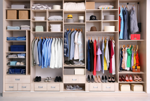 Agrupe suas roupas por estações e modelos