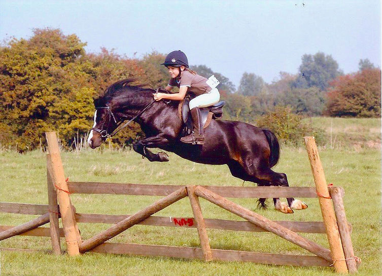 Alice jumping Pee Wee Montague 06 hp_sca