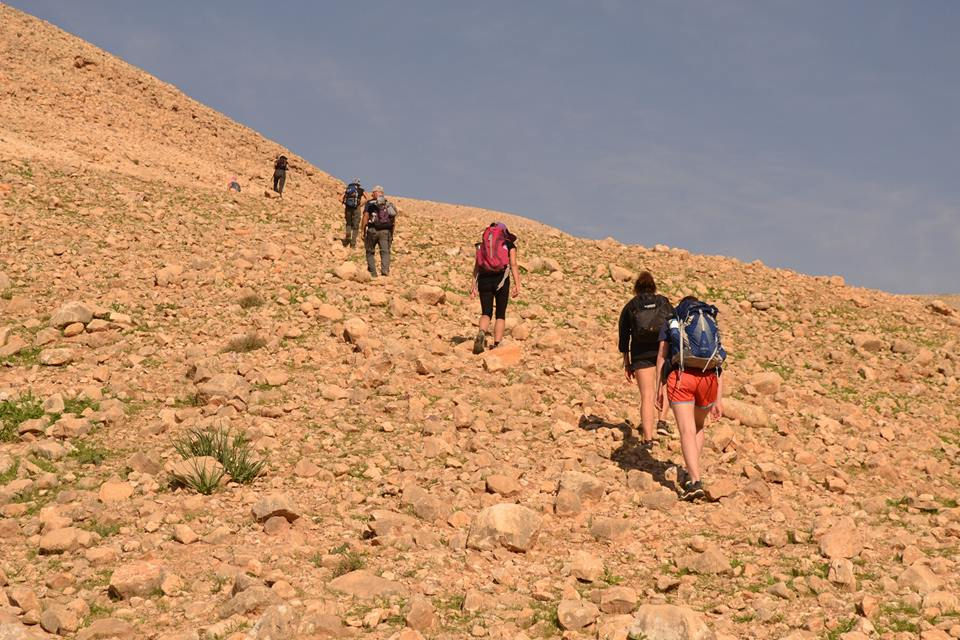 קבוצת מטיילים ביחד בטיול בנחל חלמיש וצוקי חימר