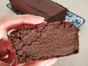 part de gâteau au chocolat allégé en sucre grâce aux pommes mixées.