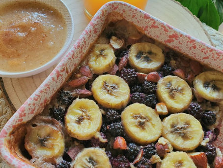 gâteau de porridge avec banane et mûres. 
