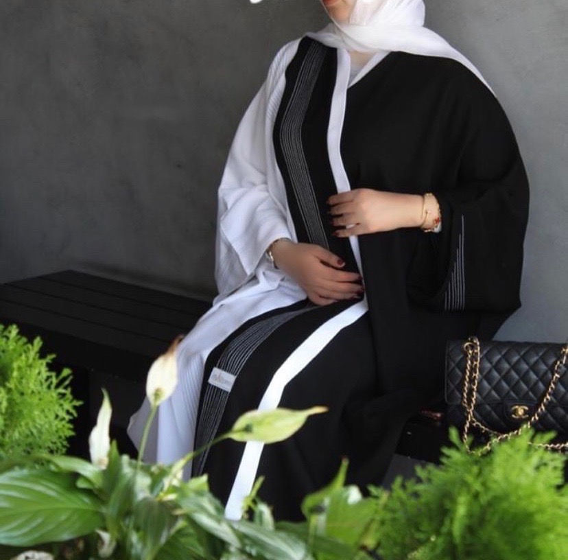 Thumbnail: عباية أبيض و أسود