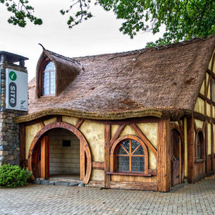 Matamata visitor cente is a now Hobbit dwelling, look for your sunset pic as well, beautiful
