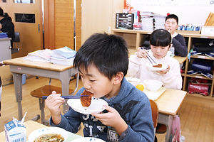 信濃川サケ給食.jpg