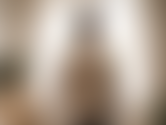 Personne vue de dos devant une fenêtre lumineuse, illustrant la réflexion intérieure et le travail sur l’estime de soi