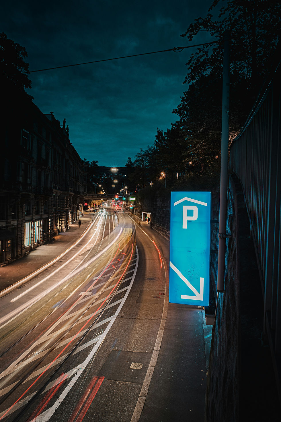 Parkplatzbeschilderung bei Nacht