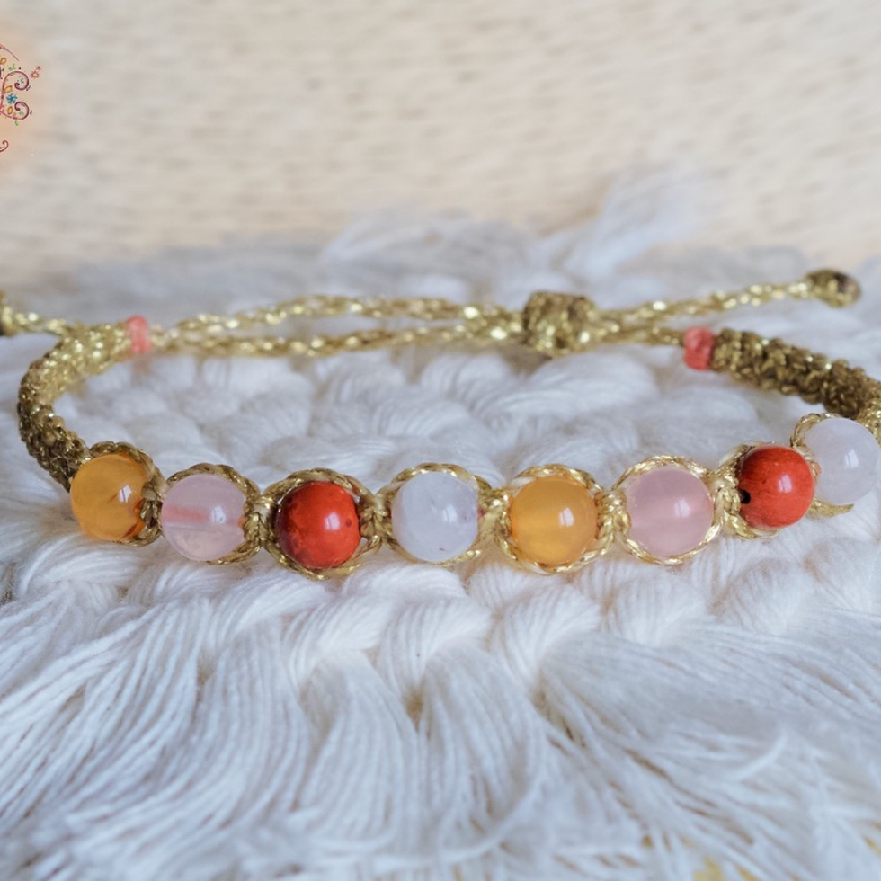Détail des huit perles naturelles du bracelet personnalisé