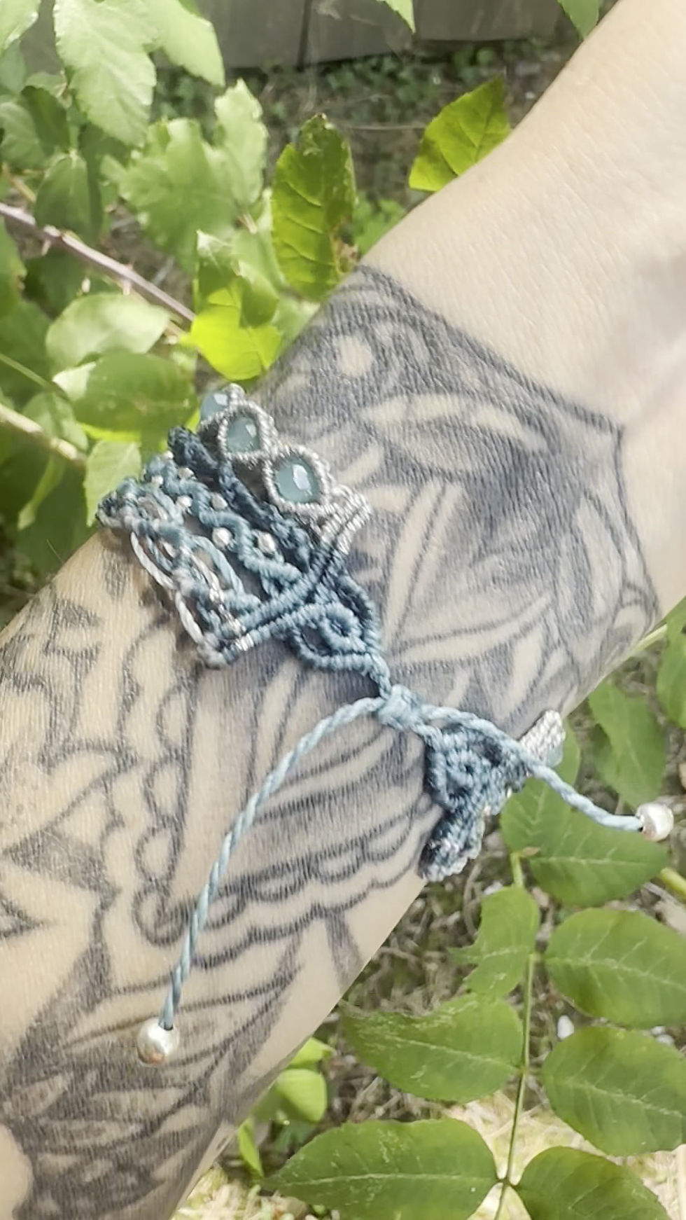 Miniature : Lagune – Manchette turquoise et argentée en micro-macramé