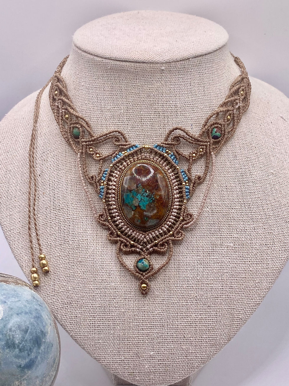 Bijou artisanal automnal en azurite et fil polyester ciré, micro-macramé réglable.