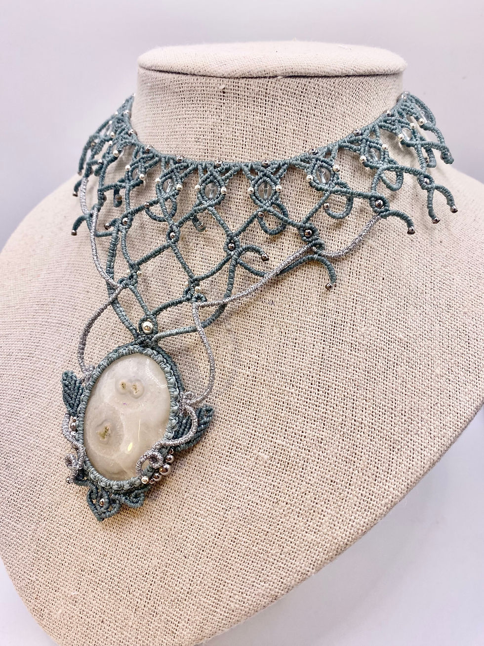Collier plastron en micro macramé bleu givré avec agate mousse naturelle