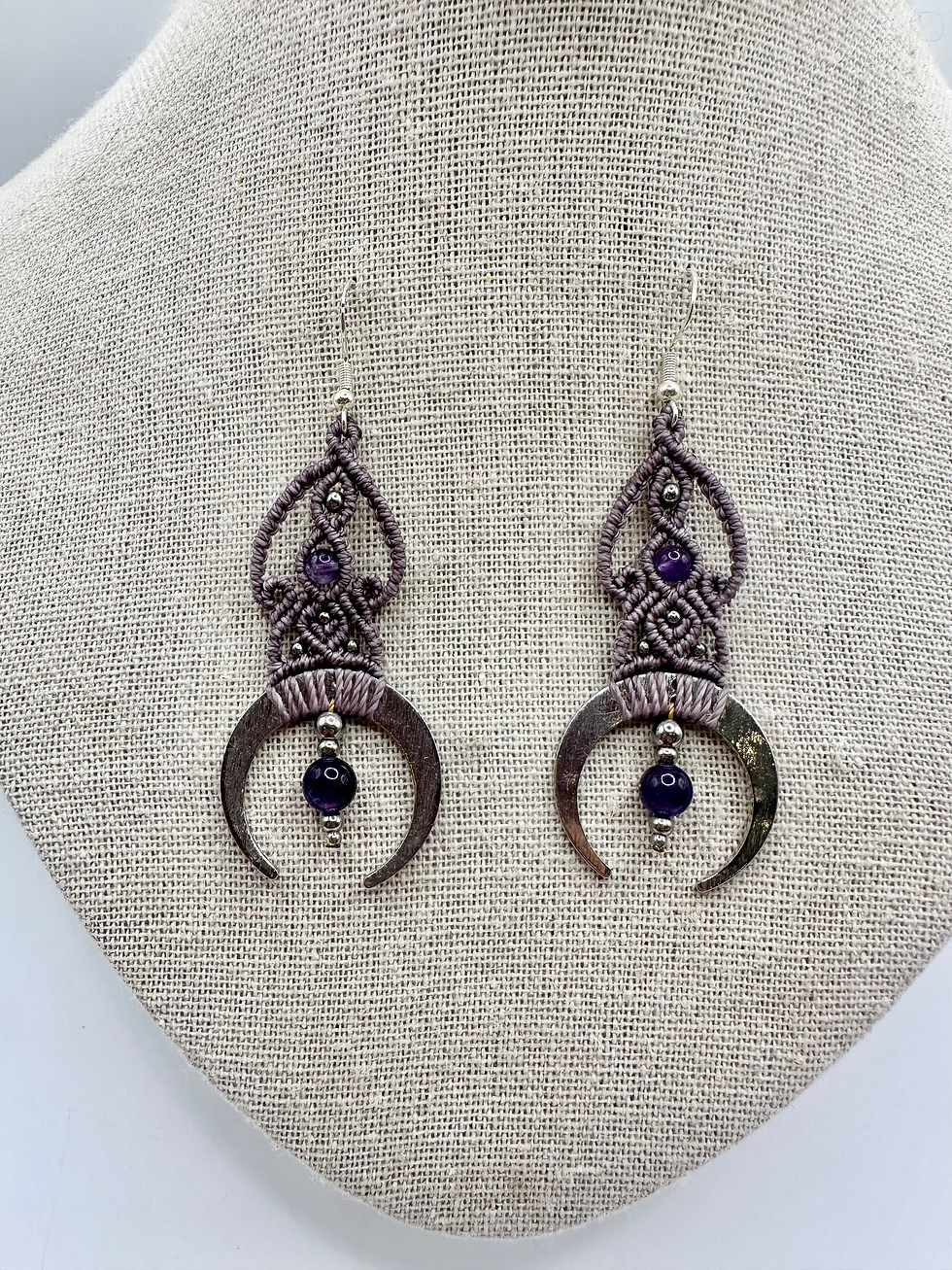 Miniature : Adélia – Boucles d’oreilles lune en micro-macramé