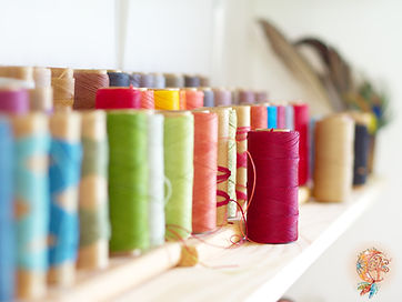 Bobines colorées de fil Linhasita utilisées pour le micro-macramé