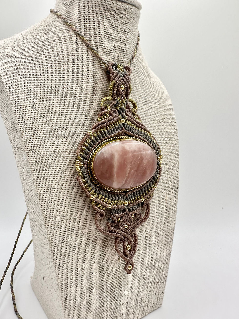 Collier quartz rose en micro-macramé Rose des Bois