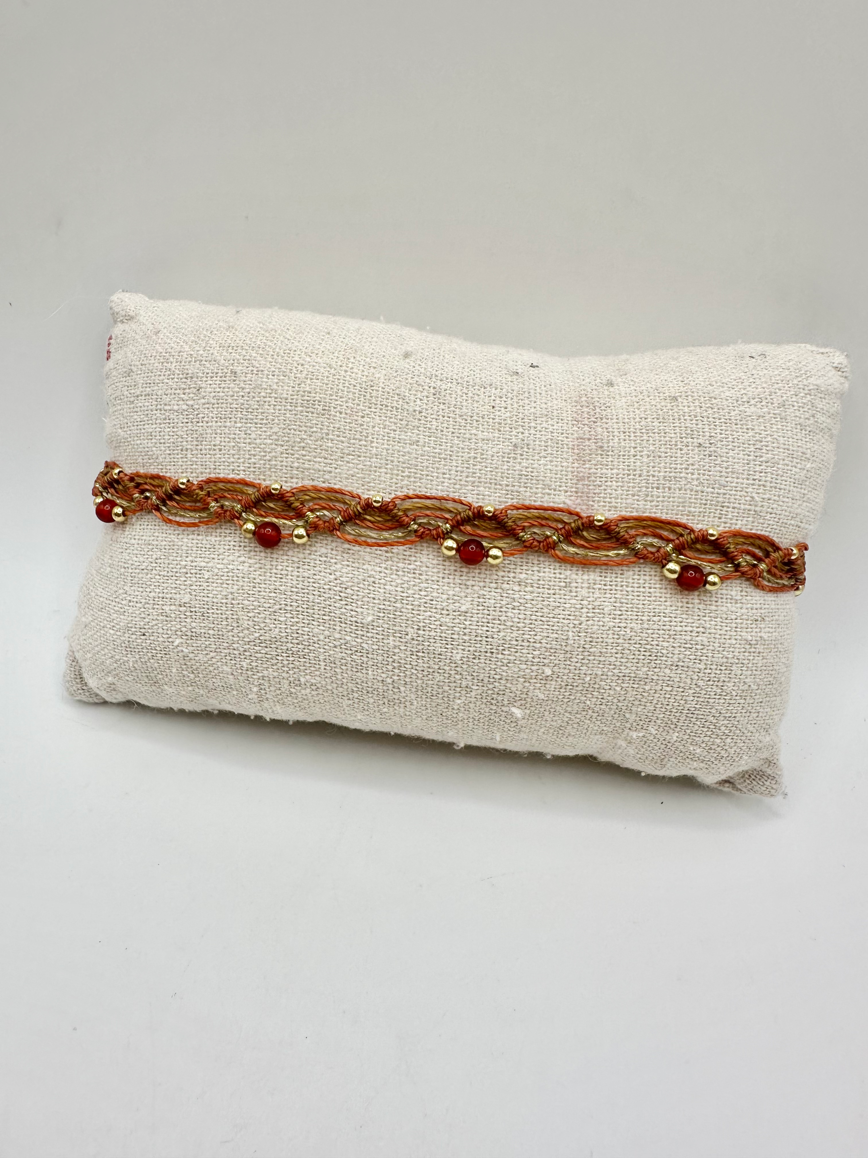 Chevillère en micro-macramé orangé