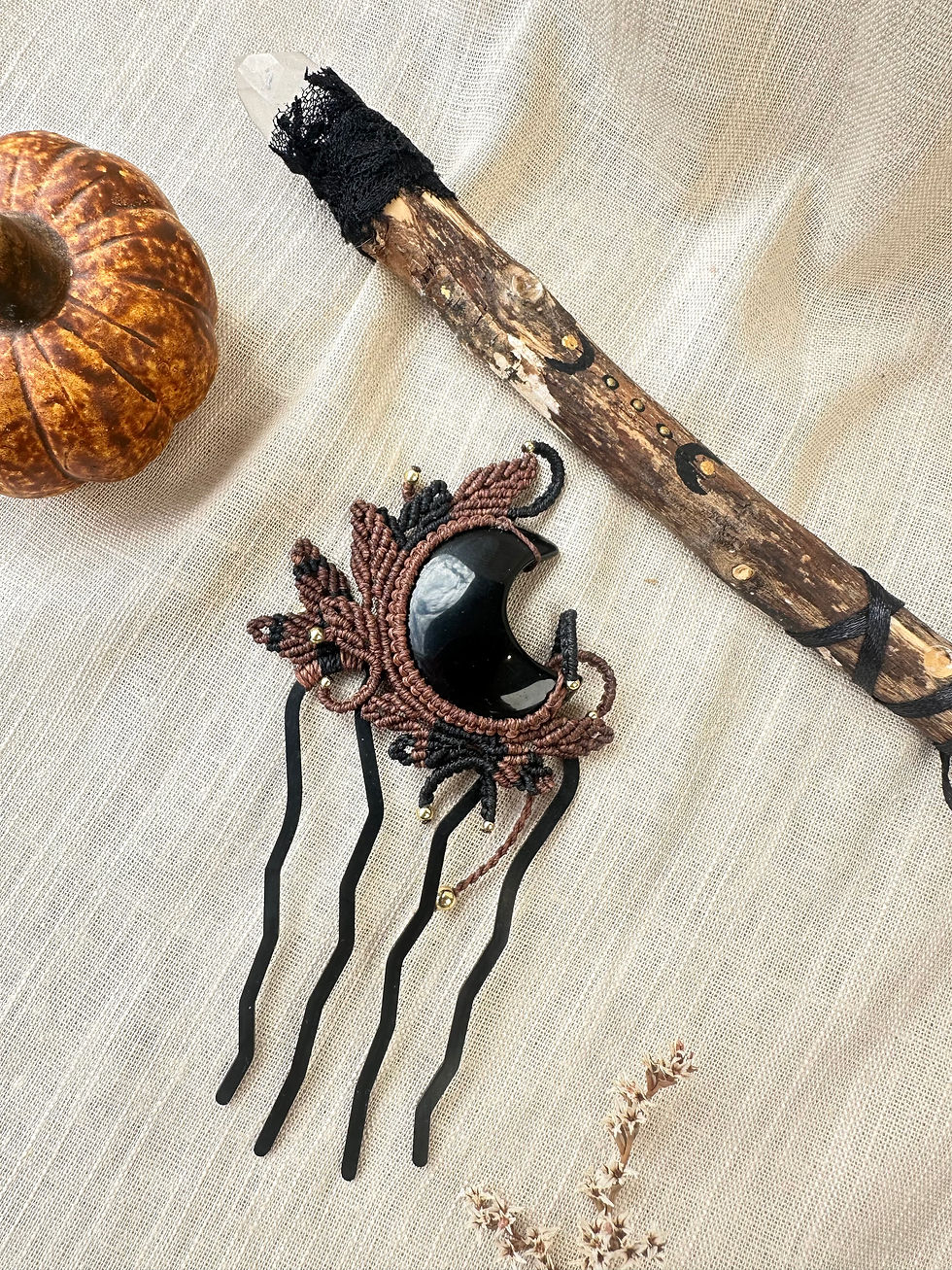 Peigne à cheveux La Veilleuse des Nuits en micro-macramé brun et noir avec lune en onyx noir.