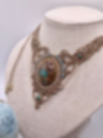 Collier Clarté d’Automne en azurite bleue, tissé à la main en micro-macramé marron et beige.