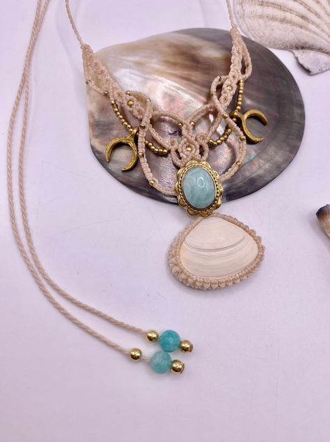 Collier Aphrodite en micro-macramé avec coquillage et amazonite.