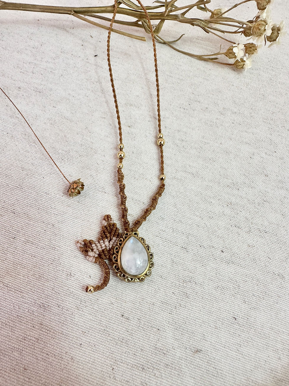 Pendentif réglable Séléné en pierre de lune et micro-macramé brun