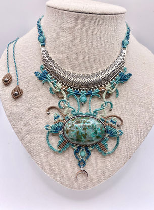 Collier plastron de déesse en micro-macramé avec une chrysocolle.