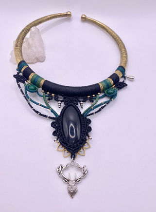 Torque Baguéra personnalisé pour Roxane, tissé en micro-macramé noir et vert profond autour d’une obsidienne.