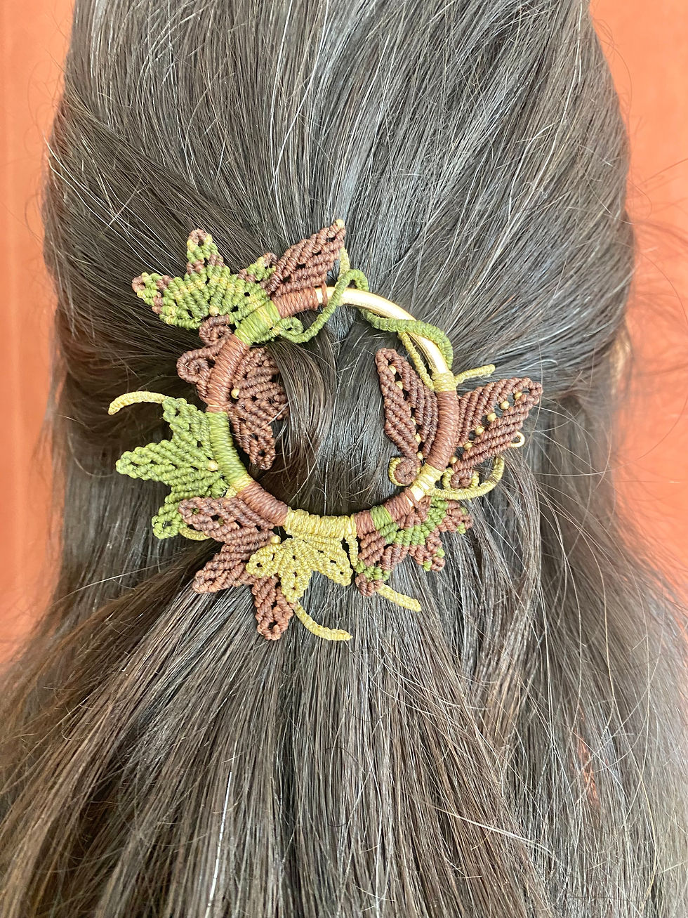 Thumbnail: Barrette Artémis Cercle Sylvestre ronde, tissée en vert et marron.