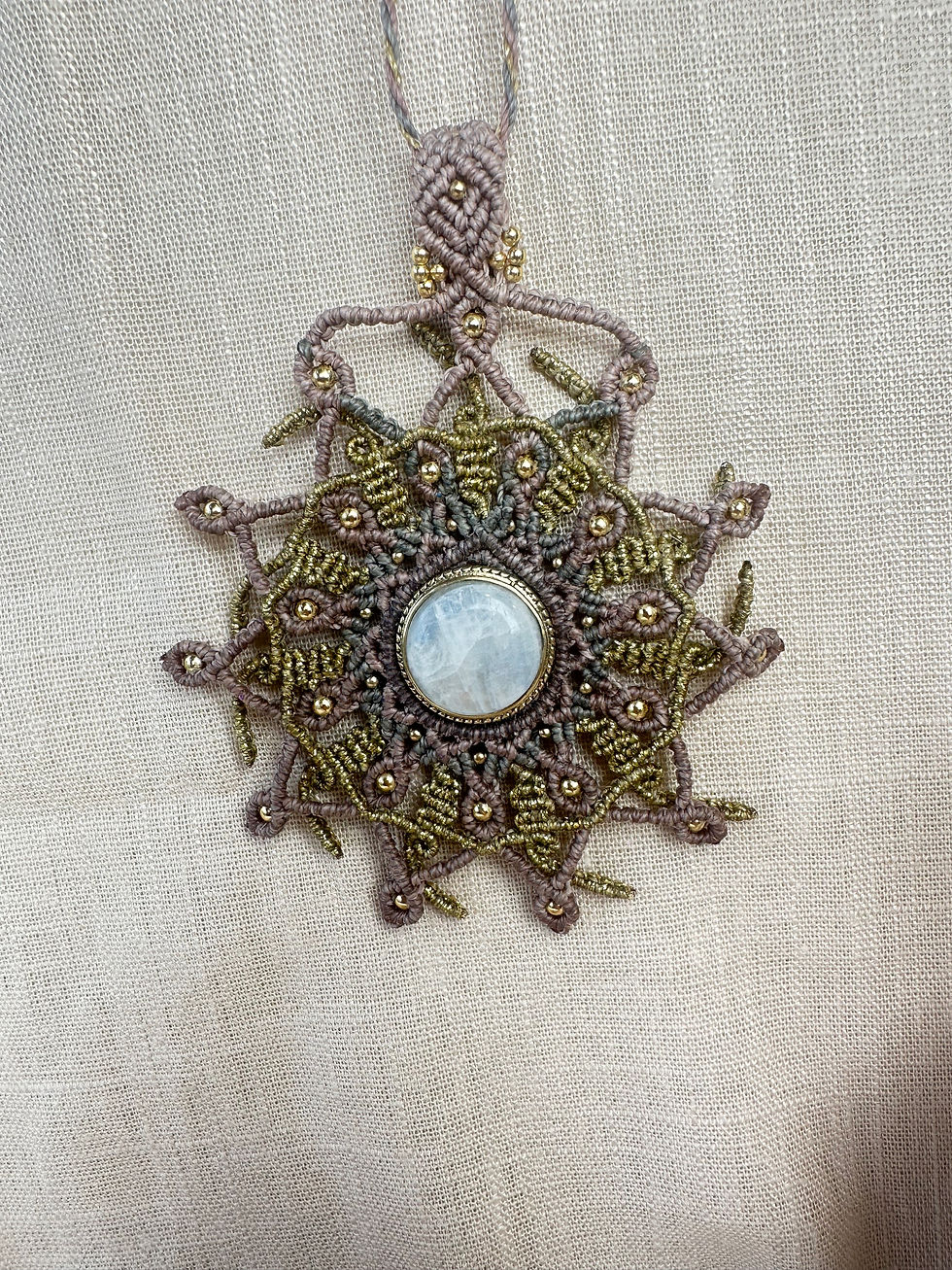 collier en micro-macramé et pierre de lune