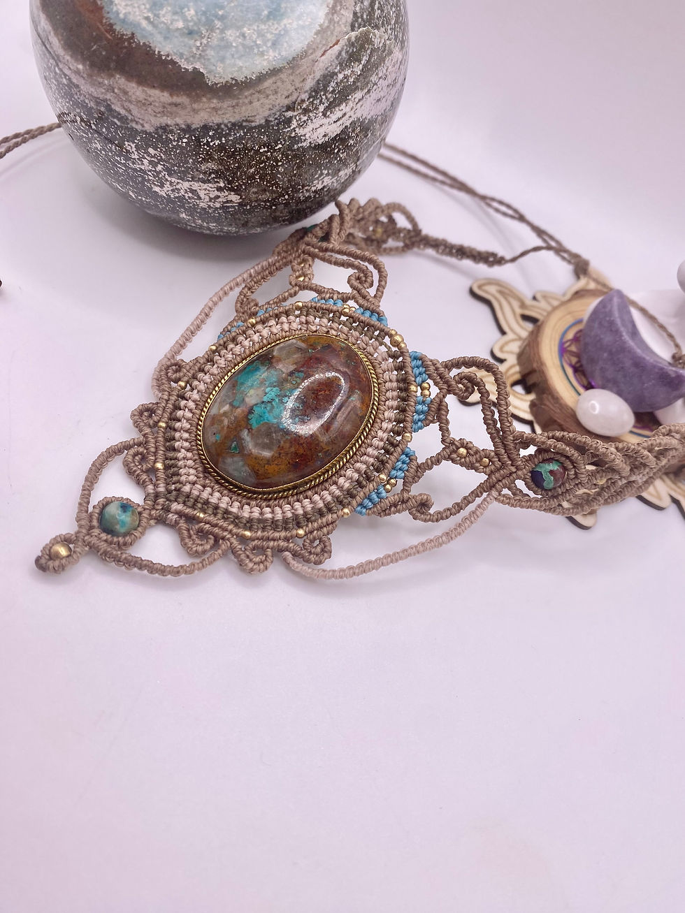 Thumbnail: Collier fait main avec pierre d’azurite bleue, tons chauds de marron et beige pour l’automne.