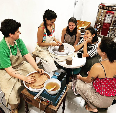 Juntas fazendo arte. Feliz dia mulheres. #susanadelrioceramica #diadamulher #ceramica#hanm