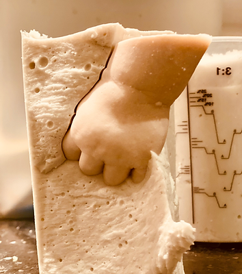 Het afwerken van het afgietsel afdruk babyhandje
