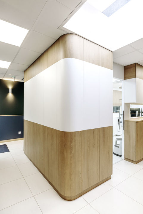 Couloir lumineux aux finitions bois et blanches