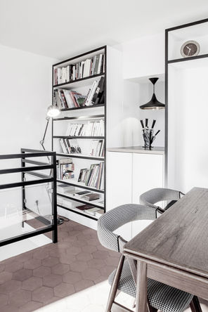 Détail du coin repas et de la bibliothèque murale