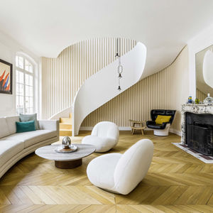 Salon design avec escalier sculptural à Paris