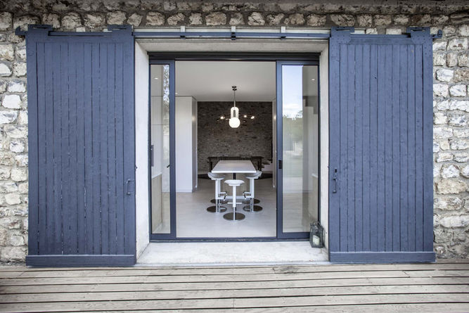 Entrée vitrée avec volets coulissants