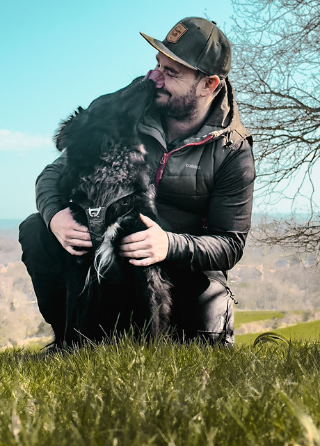 Hundetrainer Daniel mit seinem Hund Sami