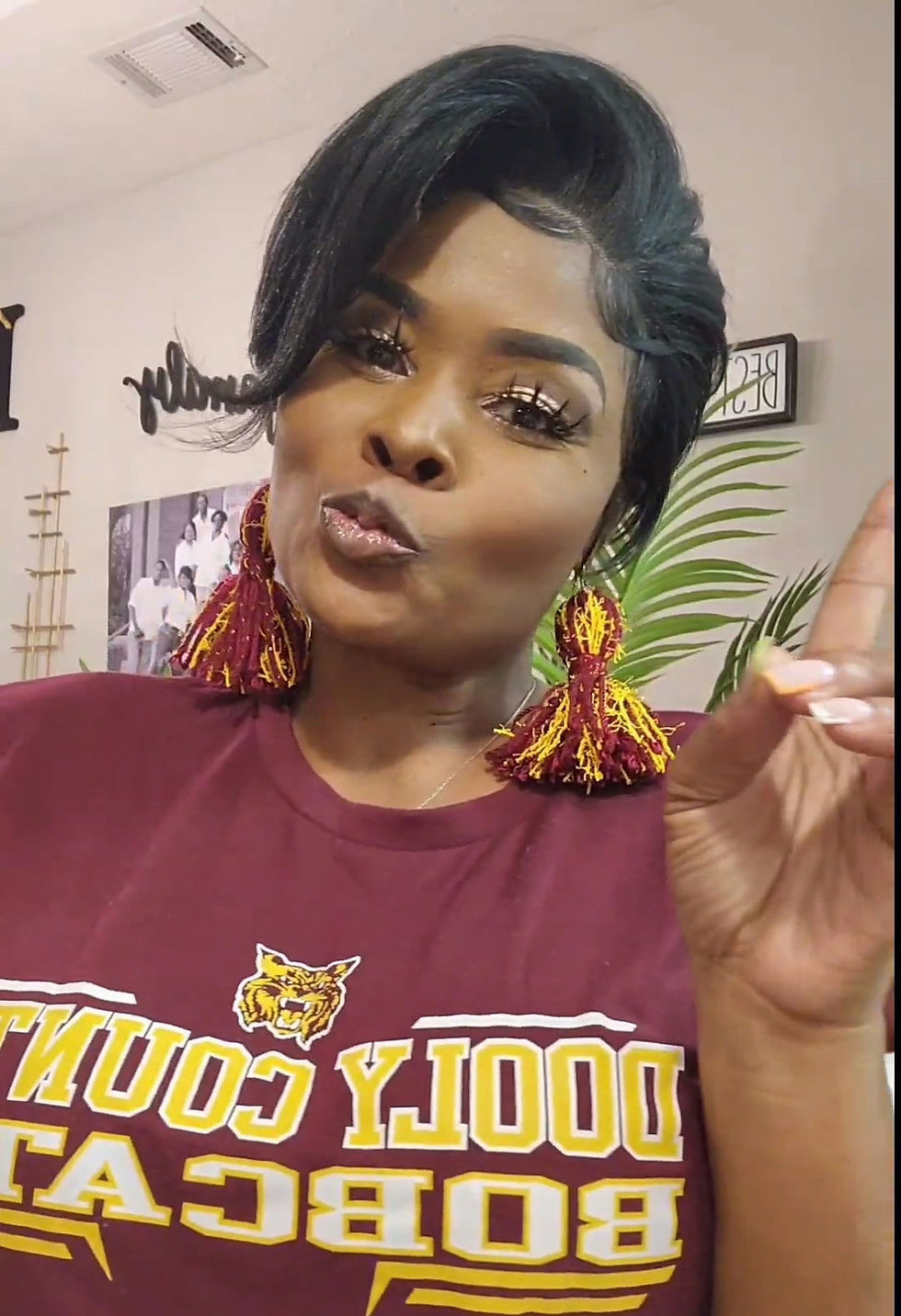 Thumbnail: DCHS Mellow Chandeliearz (maroon regular yarn and gold shredded yarn)