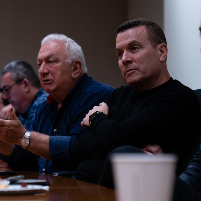 אנשים יושבים סביב שולחן, דנים בנושאים שונים. משלחות העיתונאים וחברי כנסת.