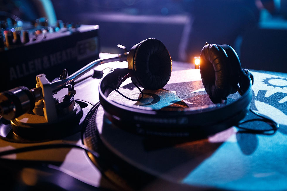 headphones-6159058_1920 (1).jpg