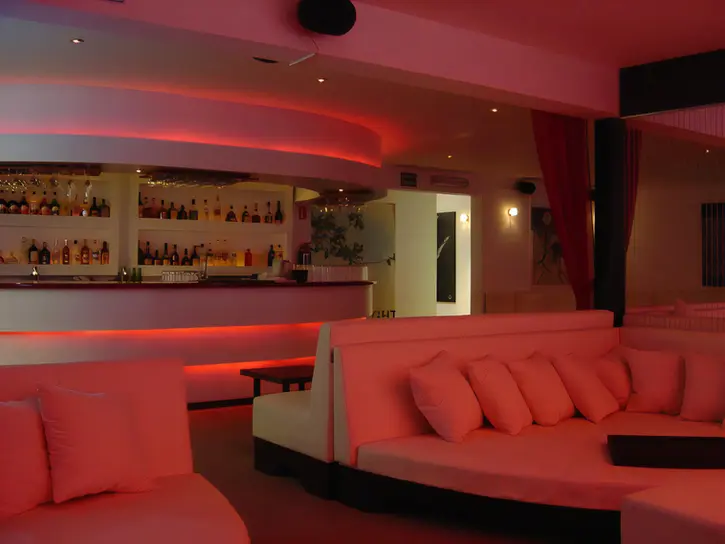  Diseño de Bares y Restaurantes con B&Ö Arquitectura Interior y Muebles