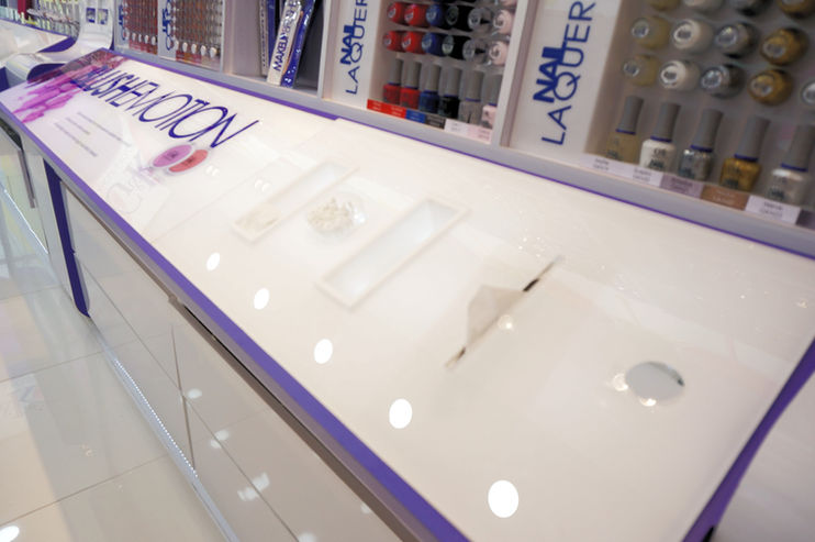 Diseño de Tienda de Cosméticos: Elegancia en Cada Detalle