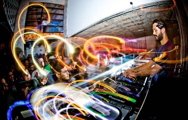 DISEÑO DE BARES PEQUEÑOS, DECORACIÓN DE BARES PEQUEÑOS, BARRAS PARA BAR MODERNAS.