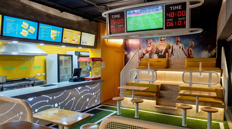 Diseño de local de comida rápida pequeño con barra, menú digital, área de mesas, distribución funcional y decoración comercial para mejorar operación.