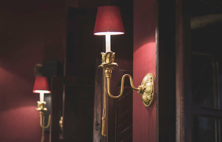 "Diseño de Cafeterías Vintage: B&Ö Transforma el Pasado en Arte"