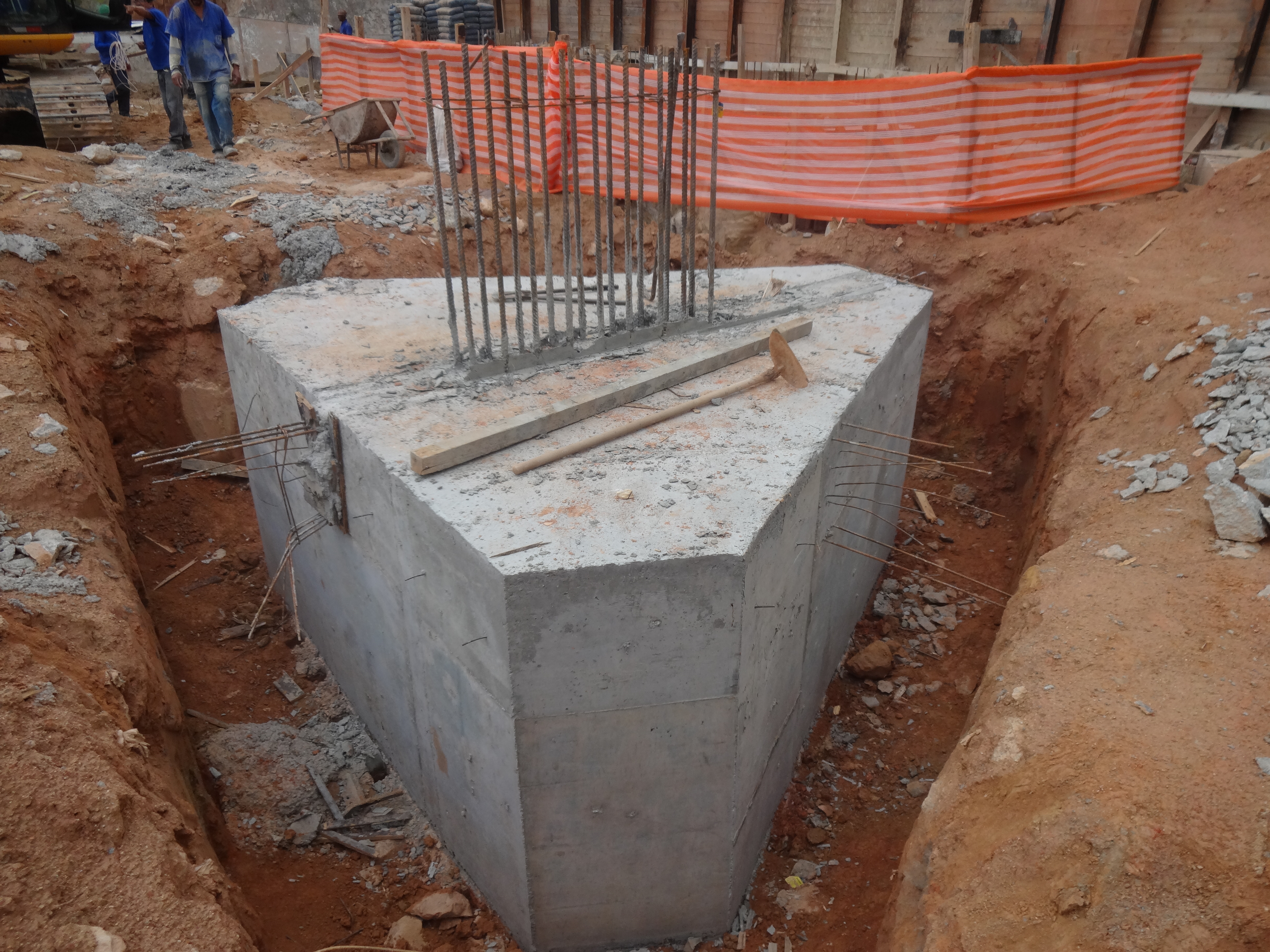 Bloco de fundação concretado