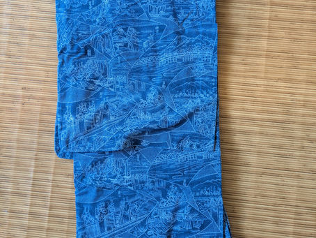 Yukata Chikusen Long Board Medium Indigo Dyed : Un yukata teint détaillé avec le motif des cinquante-trois stations du Tokaido en indigo véritable.