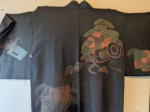 黒地に漆描きが施されたアンティーク羽織